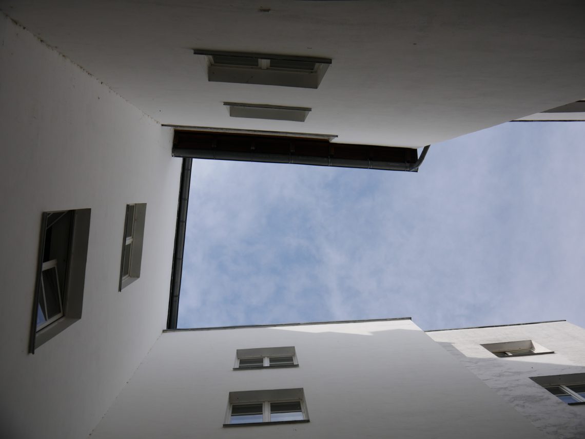 Uno scorcio di cielo azzurro tra le pareti di un edificio
