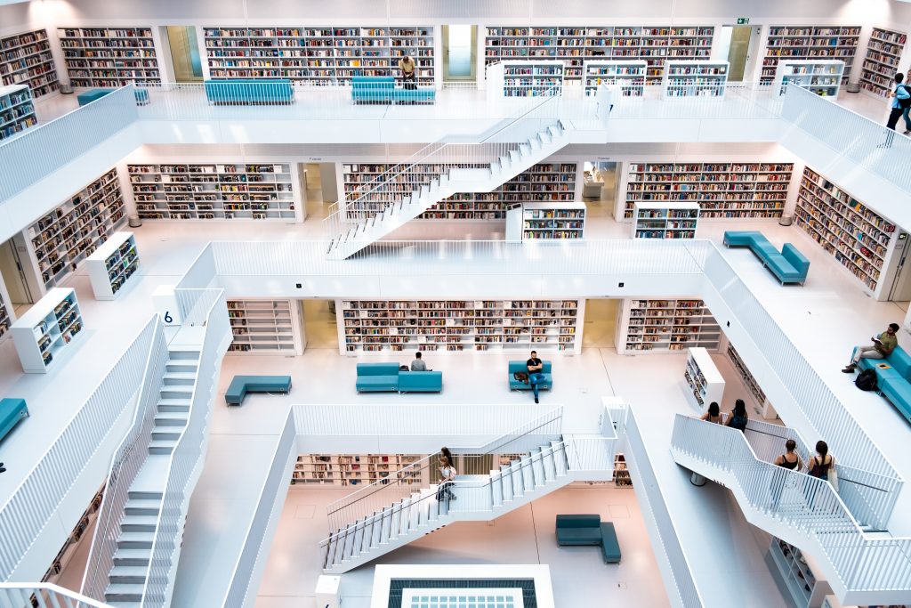 Libreria dell'università di Stoccarda | Photo by Bechir Kaddech on Unsplash